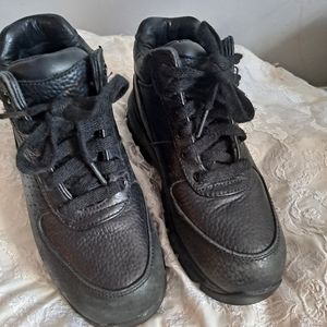 Kid nike boot size 2Y waterproof leather cuir impermeable. Used